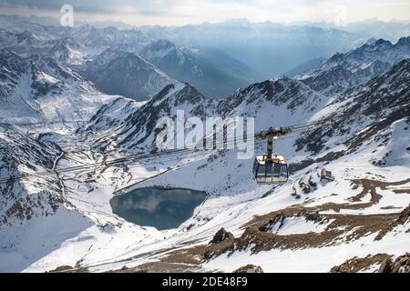 Lac de la Mongie d'Oncet et téléphérique montant à l'Observatoire du pic du midi de Bigorre, Hautes Pyrénées, midi Pyrénées, France Banque D'Images