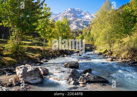 Le Cirque de Gavarnie et les chutes de Gavarnie / Grande Cascade de Gavarnie, la plus haute cascade de France dans les Pyrénées. Hautes-Pyrénées, Gavarnie-Gèd Banque D'Images