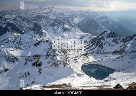 Lac de la Mongie d'Oncet et téléphérique montant à l'Observatoire du pic du midi de Bigorre, Hautes Pyrénées, midi Pyrénées, France Banque D'Images