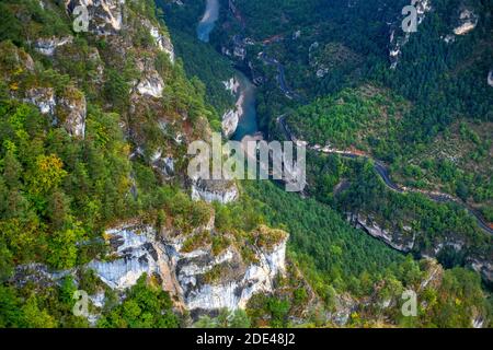 Gorges du Tarn depuis le point sublime Roc des Hourtous, la Malène, Lozère, France. Patrimoine mondial de l'UNESCO. Parc naturel régional des Grands Causses. L Banque D'Images