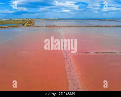 Production de sel de Salins du midi à Gruissan dans le Languedoc-Roussillon, France, Aude, Gruissan. Sel solaire évaporaton casseroles salins. Marais salants, salin Banque D'Images