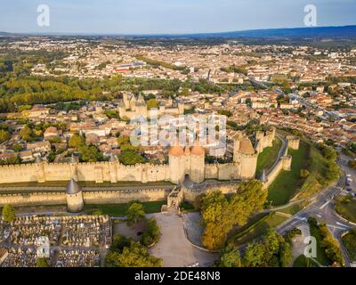 Vue aérienne de Carcassonne, cité médiévale classée au patrimoine mondial de l'UNESCO, harbore d'Aude, Languedoc-Roussillon midi Pyrénées Aude France Banque D'Images