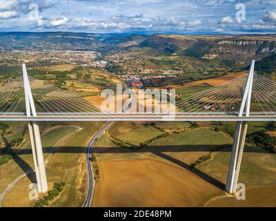 Vue aérienne du viaduc de Millau par l'architecte Norman Foster, entre le Causse du Larzac et le Causse de Sauveterre au-dessus du Tarn, Aveyron, France. câble bri Banque D'Images