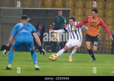 Federico Chiesa (L), le buteur italien de Juventus, est un défi pour le ballon Avec BeneventoÕs défenseur italien Federico Barba pendant la série A. football Banque D'Images