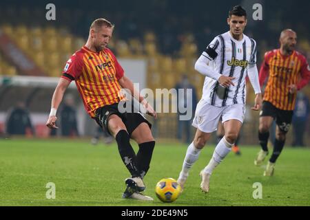 Le défenseur polonais de Benevento, Kamil Glick (L), se défie pour le ballon Avec le buteur espagnol de Juventus Alvaro Morata pendant la série A. Match de football B Banque D'Images