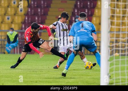 BeneventoÕs le défenseur italien Federico Barba (L) défis pour le ballon Avec l'attaquant argentin de Juventus Paulo Dybala pendant la série A. football Banque D'Images
