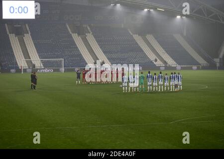 HUDDERSFIELD, ANGLETERRE. 28 NOVEMBRE les équipes font la queue pour quelques applaudissements lors du match de championnat Sky Bet entre Huddersfield Town et Middlesbrough au stade John Smith, Huddersfield, le samedi 28 novembre 2020. (Credit: Mark Fletcher | MI News) Credit: MI News & Sport /Alay Live News Banque D'Images