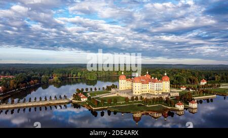 Vue aérienne, photo de drone, du château de Moritzburg près de Dresde, Saxe, Allemagne Banque D'Images