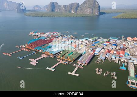 Vue aérienne, maison en bois, village d'habitation pile avec de hautes roches karstiques en arrière-plan, parc national Ao Phang-Nga, province de Phang-Nga Banque D'Images