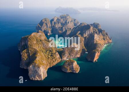 Vue aérienne, Koh Phi Phi Leh au lever du soleil, île tropicale, Koh Phi, province de Krabi, Thaïlande Banque D'Images