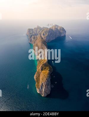 Vue aérienne, Koh Phi Phi Leh de l'avant au lever du soleil, île tropicale, Koh Phi, province de Krabi, Thaïlande Banque D'Images