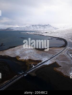 Vue aérienne, Westfjords avec route, Bjarnarhoefn, Islande Banque D'Images