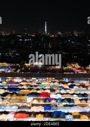 Toitures de tentes colorées d'un marché de nuit à Bangkok, marché de train Ratchada, Thaïlande Banque D'Images