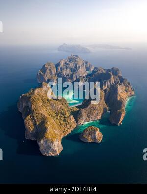 Vue aérienne, Koh Phi Phi Leh au lever du soleil, île tropicale, Koh Phi, province de Krabi, Thaïlande Banque D'Images