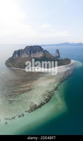 Vue aérienne, île de poulet au coucher du soleil avec récif offshore, île de Koh Poda, province de Krabi, Thaïlande Banque D'Images