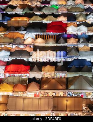 Toitures de tentes colorées d'un marché de nuit à Bangkok, marché de train Ratchada, Thaïlande Banque D'Images