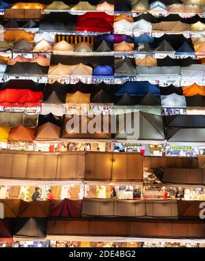 Toitures de tentes colorées d'un marché de nuit à Bangkok, marché de train Ratchada, Thaïlande Banque D'Images