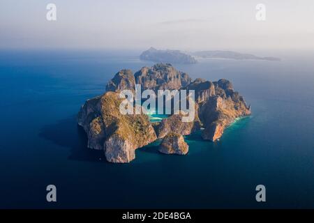 Vue aérienne, Koh Phi Phi Leh au lever du soleil, île tropicale, Koh Phi, province de Krabi, Thaïlande Banque D'Images