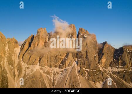 Vue aérienne, coucher de soleil sur la montagne de Furchetta avec nuages, Geisler Alm, Sankt Magdalena, Tyrol du Sud, Italie Banque D'Images