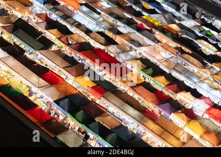 Toitures de tentes colorées d'un marché de nuit à Bangkok, marché de train Ratchada, Thaïlande Banque D'Images