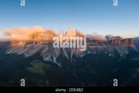 Vue aérienne, panorama, coucher de soleil sur la montagne de Furchetta avec des nuages, NaturparkPuez-Odle, Sankt Magdalena, Tyrol du Sud, Italie Banque D'Images