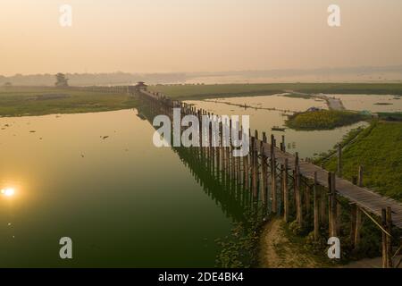 Vue aérienne, pont en U pour lever du soleil depuis la perspective latérale, Mandalay, Myanmar Banque D'Images