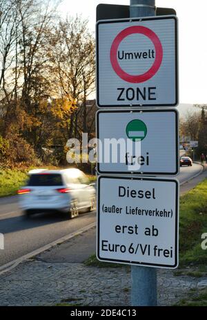 Signalisation routière, interdiction de conduire au diesel urbain à l'échelle de la zone étendue à partir de 01.01.2020, à partir de euro 6/VI gratuit, à l'exception du trafic de livraison, zone à faibles émissions, autocollant Banque D'Images