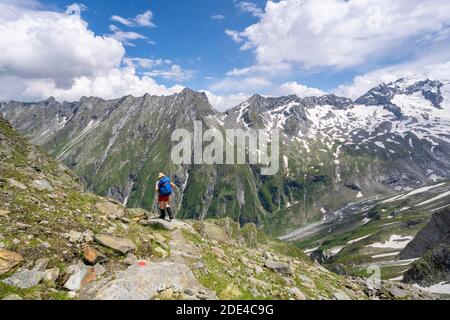 Randonnée sur la descente de la Moerchnerscharte à Floitengrund, derrière Grosser Loeffler, Berliner Hoehenweg, Zillertaler Alpes, Zillertal, Tyrol Banque D'Images