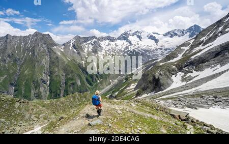 Randonnée sur la descente de la Moerchnerscharte à Floitengrund, derrière Grosser Loeffler, Berliner Hoehenweg, Zillertaler Alpes, Zillertal, Tyrol Banque D'Images