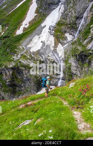 Randonnée sur la descente de la Moerchnerscharte à la cabane Greizer, Berliner Hoehenweg, Alpes de Zillertal, Zillertal, Tyrol, Autriche Banque D'Images