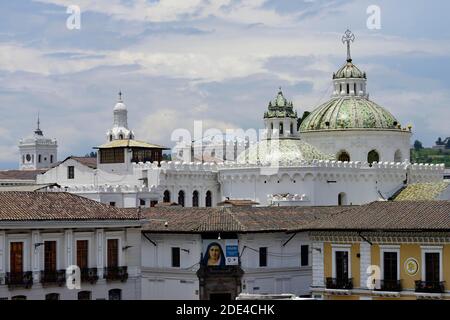 Dômes de l'Église jésuite Iglesia de la Compania de Jesus, Quito, province de Pichincha, Equateur Banque D'Images