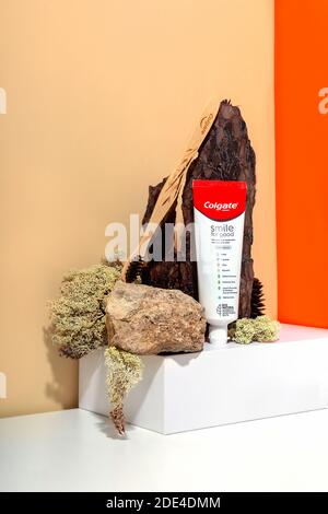 Saint-Pétersbourg / Russie - novembre 24 2020. Colgate. Souriez pour un bon dentifrice avec une brosse en bambou. Photo d'équilibre de vie moderne. Banque D'Images