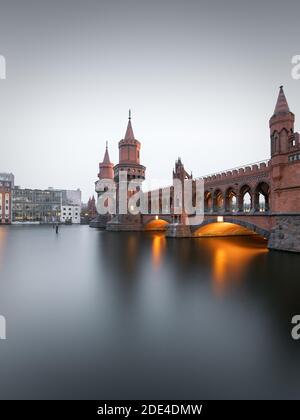 Oberbaum pont sur la Spree, reliant les quartiers de Berlin Kreuzberg et Friedrichshain, Berlin, Allemagne Banque D'Images