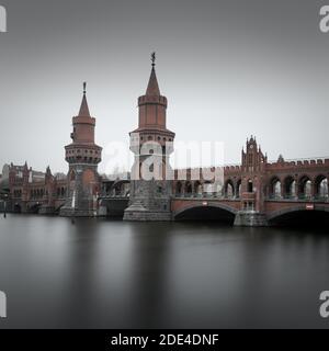 Oberbaum pont sur la Spree, reliant les quartiers de Berlin Kreuzberg et Friedrichshain, Berlin, Allemagne Banque D'Images