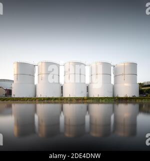 Réservoirs de stockage Unitank pour le chauffage du pétrole et du carburant diesel au canal Teltow de Berlin à Rudow, Berlin, Allemagne Banque D'Images