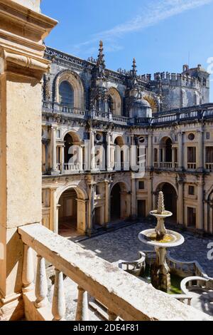 Cloître et fontaine, Château et couvent de l'ordre du Christ, Tomar, quartier de Santarem, Portugal Banque D'Images