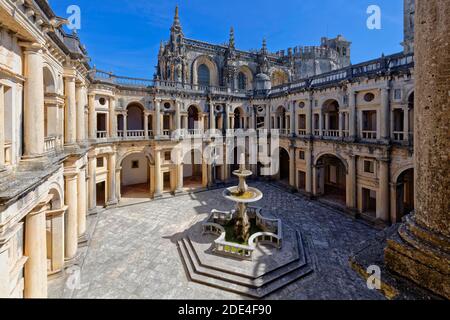 Cloître et fontaine, Château et couvent de l'ordre du Christ, Tomar, quartier de Santarem, Portugal Banque D'Images