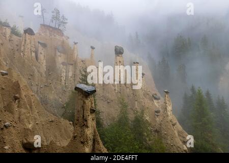 Pyramides de la terre près de Perchau dans la brume, Tyrol du Sud, Italie Banque D'Images