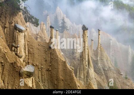 Pyramides de la terre près de Perchau dans la brume, Tyrol du Sud, Italie Banque D'Images