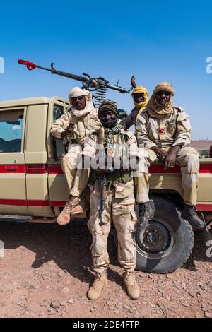 Escorte militaire dans la zone du sahel près d'Agadez, Niger Banque D'Images