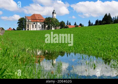Wieskirche se reflète dans une flaque, Steingaden, haute-Bavière, Bavière, Allemagne Banque D'Images