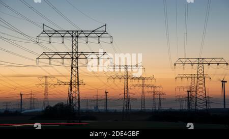 Mâts à courant lourd, lignes électriques à la sous-station Wolmirstedt, Saxe-Anhalt, Allemagne Banque D'Images