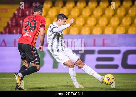 Benevento, Italie. 28 novembre 2020. Alvaro Morata (R) de Juventus marque son but lors d'un match de football Serie A entre Benevento et le FC Juventus à Benevento, Italie, 28 novembre 2020. Crédit: Alberto Lingria/Xinhua/Alay Live News Banque D'Images