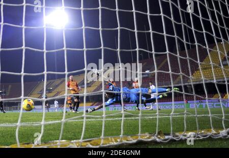 Benevento, Italie. 28 novembre 2020. Alvaro Morata de Juventus marque son but lors d'un match de football série A entre Benevento et le FC Juventus à Benevento, Italie, 28 novembre 2020. Crédit: Alberto Lingria/Xinhua/Alay Live News Banque D'Images