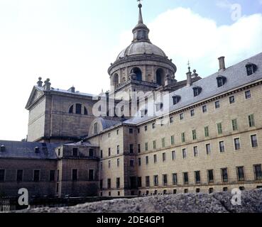 MONASTERIO FACHADA SALIENTE Y CUPULA IGL. AUTEUR: JUAN DE HERRERA (1530-1597). Emplacement : MONASTERIO-EXTÉRIEUR. SAN LORENZO DEL ESCORIAL. MADRID. ESPAGNE. Banque D'Images