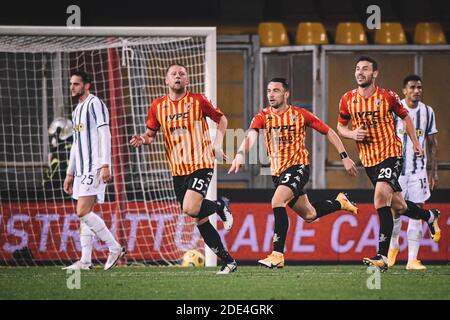 Benevento, Italie. 28 novembre 2020. Gaetano Letizia (C) de Benevento célèbre son but lors d'un match de football série A entre Benevento et le FC Juventus à Benevento, Italie, 28 novembre 2020. Crédit: Alberto Lingria/Xinhua/Alay Live News Banque D'Images