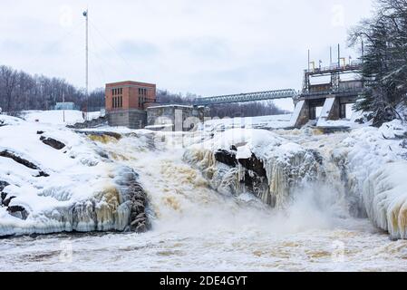 Barrage hydroélectrique de Saint-Narcisse sur la rivière Bastiscan en hiver avec neige et glace, Québec, Canada. Banque D'Images