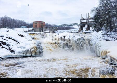 Barrage hydroélectrique de Saint-Narcisse sur la rivière Bastiscan en hiver avec neige et glace, Québec, Canada. Banque D'Images