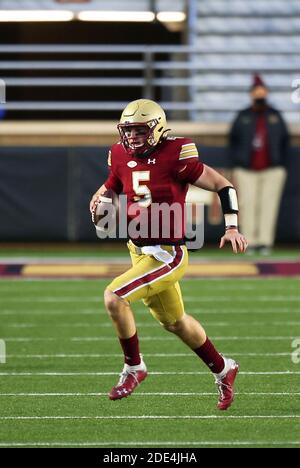 Stade des anciens élèves. 28 novembre 2020. MA, USA; le quarterback des Boston College Eagles Phil Jurkovec (5) se brouille pendant le match de football de la NCAA entre les Louisville Cardinals et les Boston College Eagles au stade Alumni. Anthony Nesmith/CSM/Alamy Live News Banque D'Images