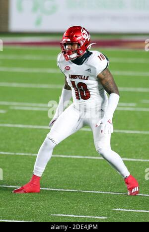 Stade des anciens élèves. 28 novembre 2020. MA, États-Unis; le linebacker des Louisville Cardinals Rodjay Burns (10) en action pendant le match de football de la NCAA entre les Louisville Cardinals et les Boston College Eagles au stade Alumni. Anthony Nesmith/CSM/Alamy Live News Banque D'Images